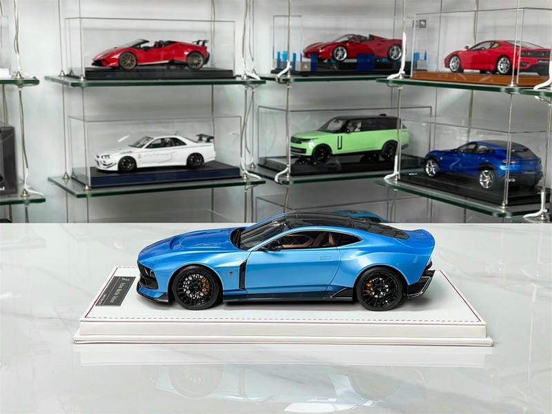 RUNNER 1:18 Aston Martin Valour Resin Model Car