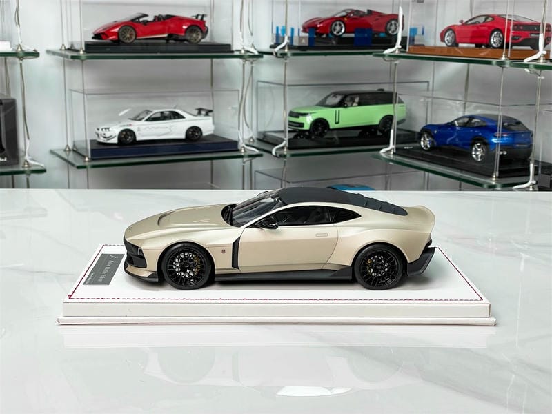 RUNNER 1:18 Aston Martin Valour Resin Model Car