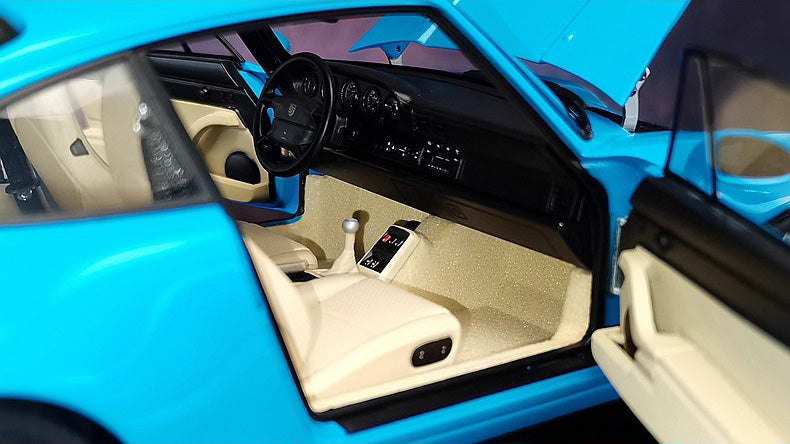 AUTOart 1:18 Porsche 911 (993) Carrera Diecast Car Model