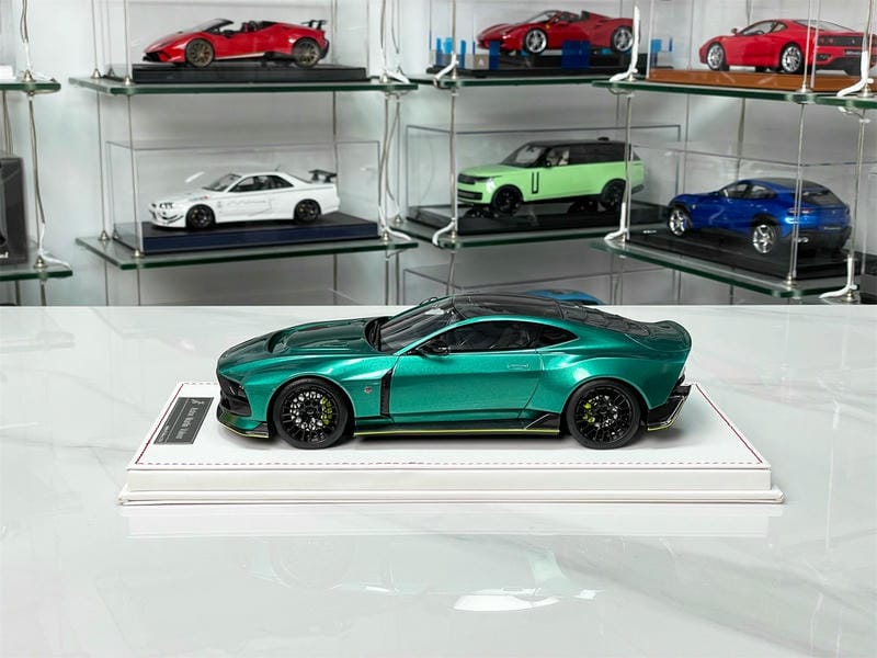 RUNNER 1:18 Aston Martin Valour Resin Model Car