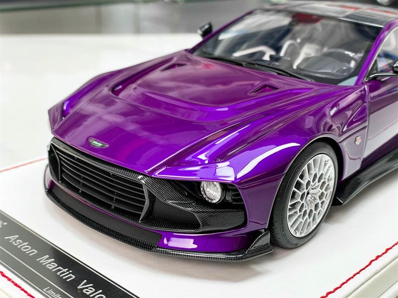 RUNNER 1:18 Aston Martin Valour Resin Model Car