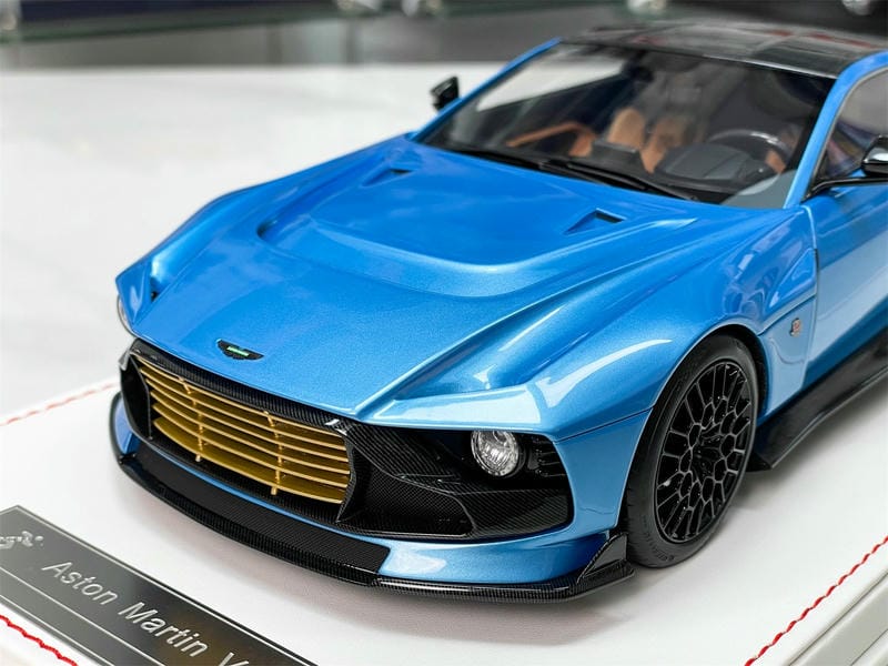 RUNNER 1:18 Aston Martin Valour Resin Model Car