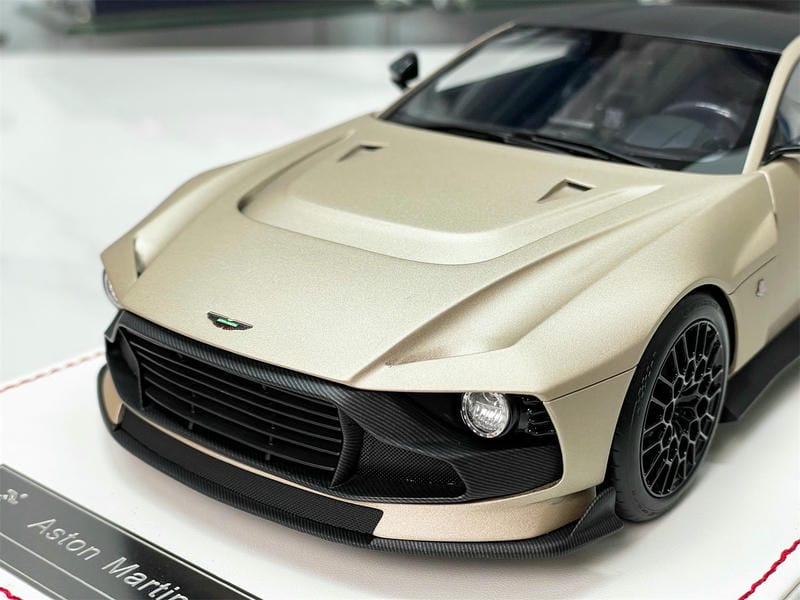 RUNNER 1:18 Aston Martin Valour Resin Model Car