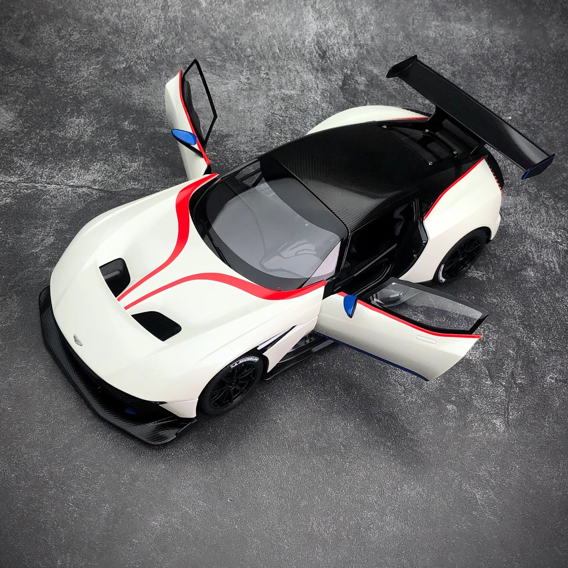 AUTOart 1:18 Full-Opening Alloy Model Car – Premium Display Edition (Multiple Colors)(70261)