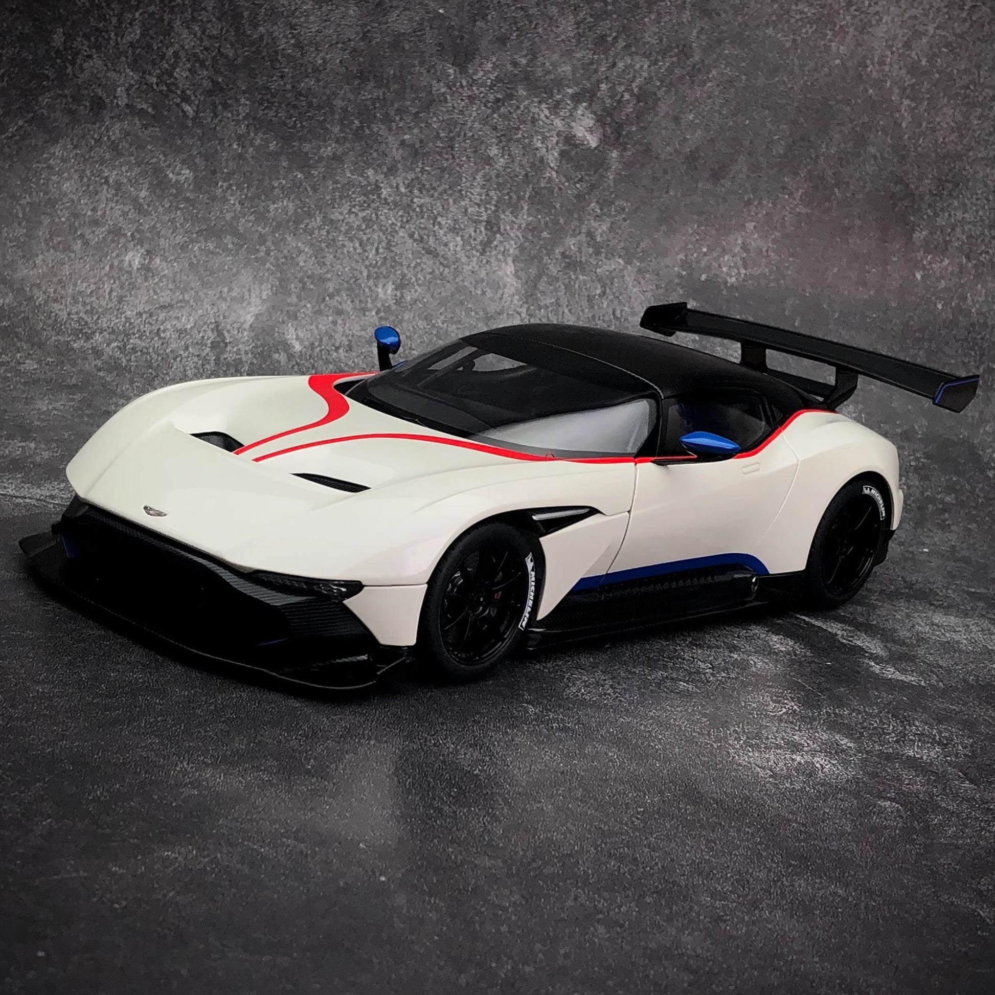 AUTOart 1:18 Full-Opening Alloy Model Car – Premium Display Edition (Multiple Colors)(70261)