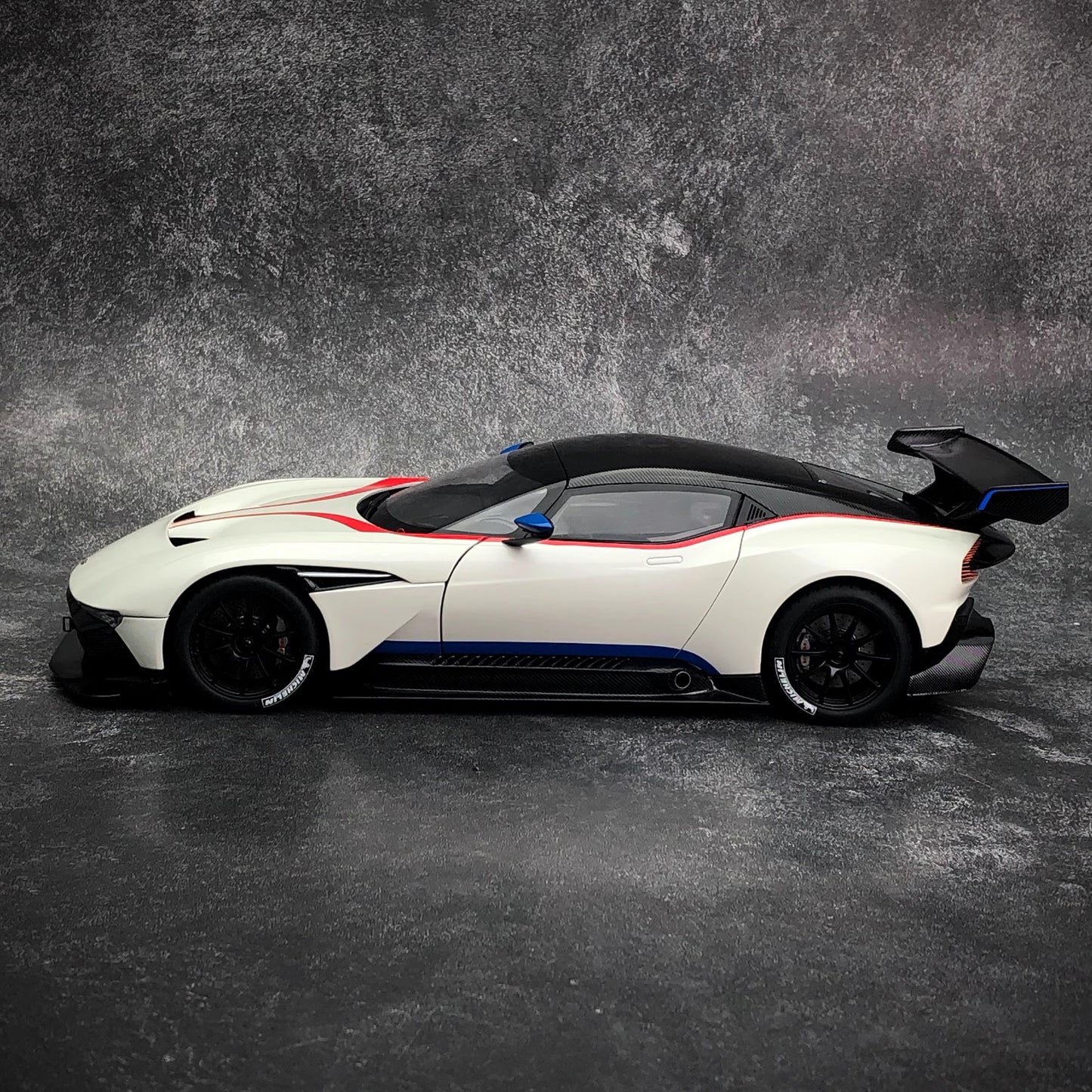 AUTOart 1:18 Full-Opening Alloy Model Car – Premium Display Edition (Multiple Colors)(70261)