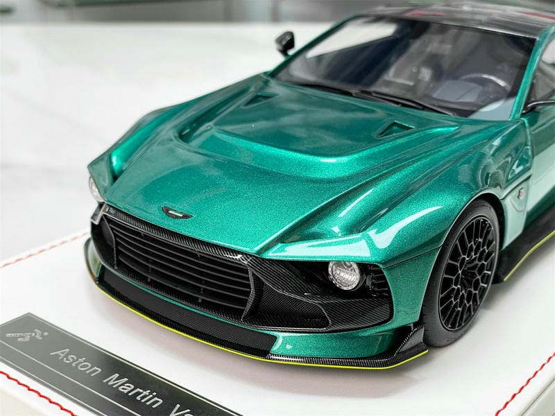 RUNNER 1:18 Aston Martin Valour Resin Model Car