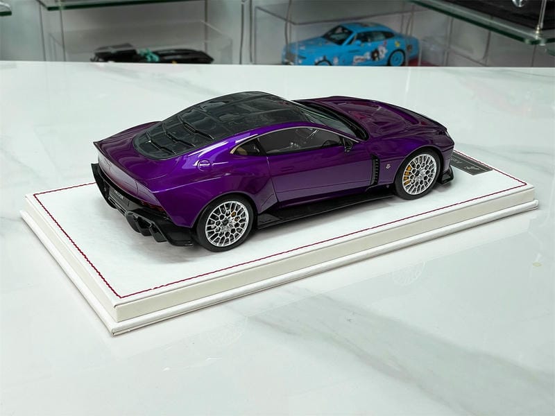 RUNNER 1:18 Aston Martin Valour Resin Model Car