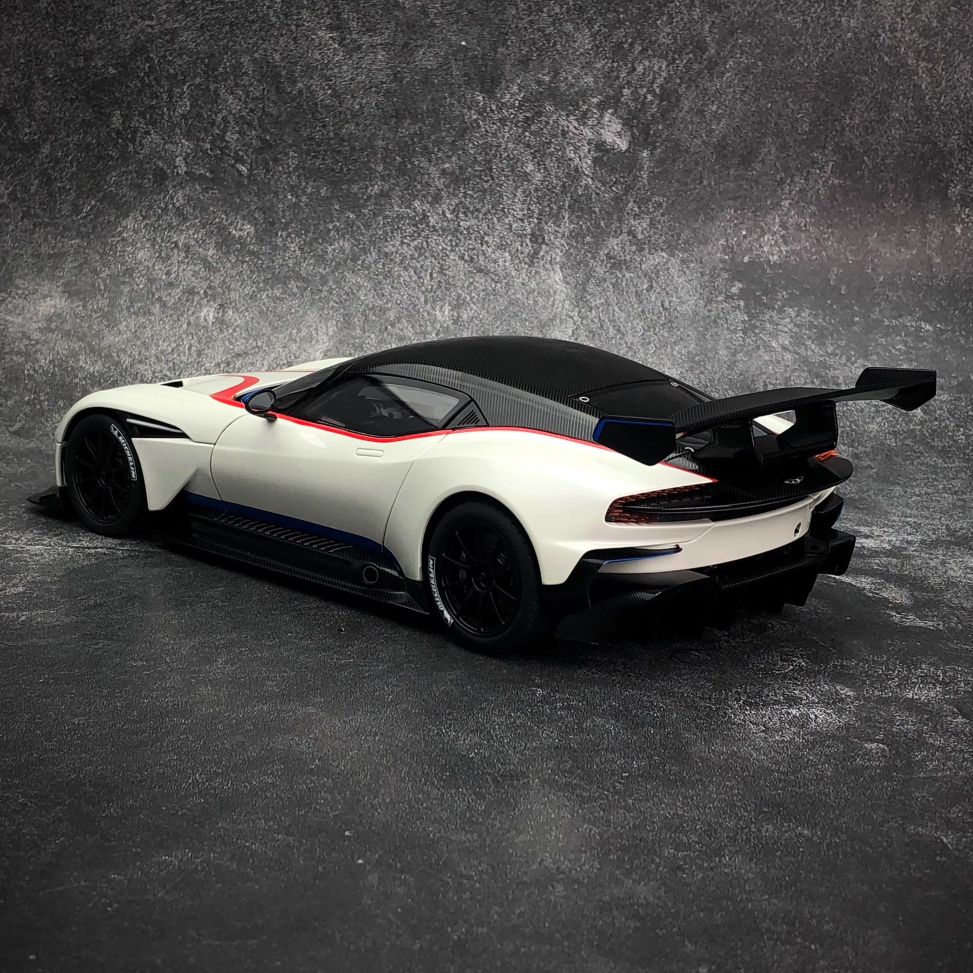 AUTOart 1:18 Full-Opening Alloy Model Car – Premium Display Edition (Multiple Colors)(70261)