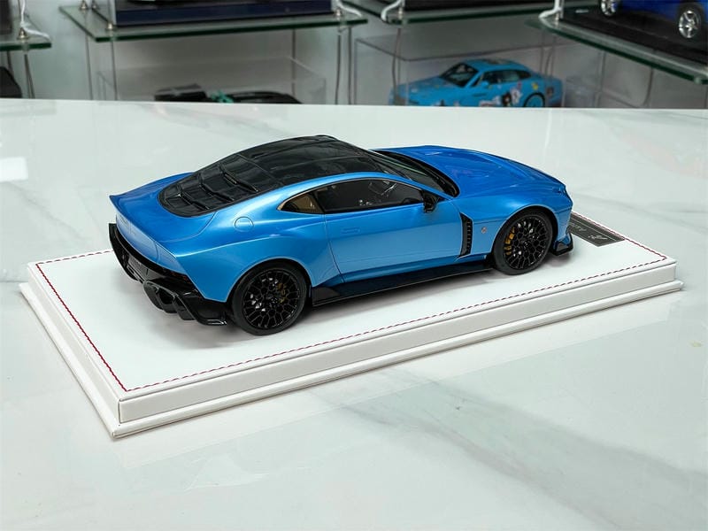 RUNNER 1:18 Aston Martin Valour Resin Model Car