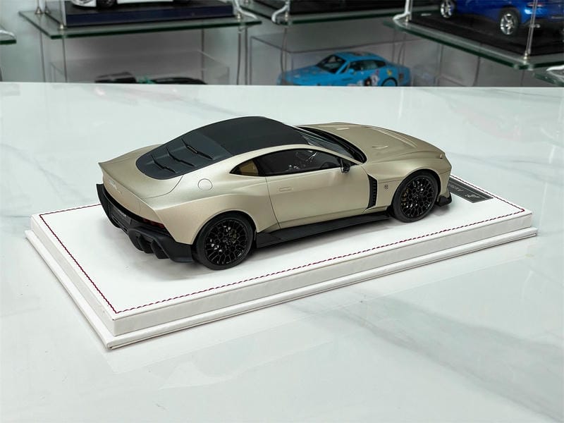 RUNNER 1:18 Aston Martin Valour Resin Model Car