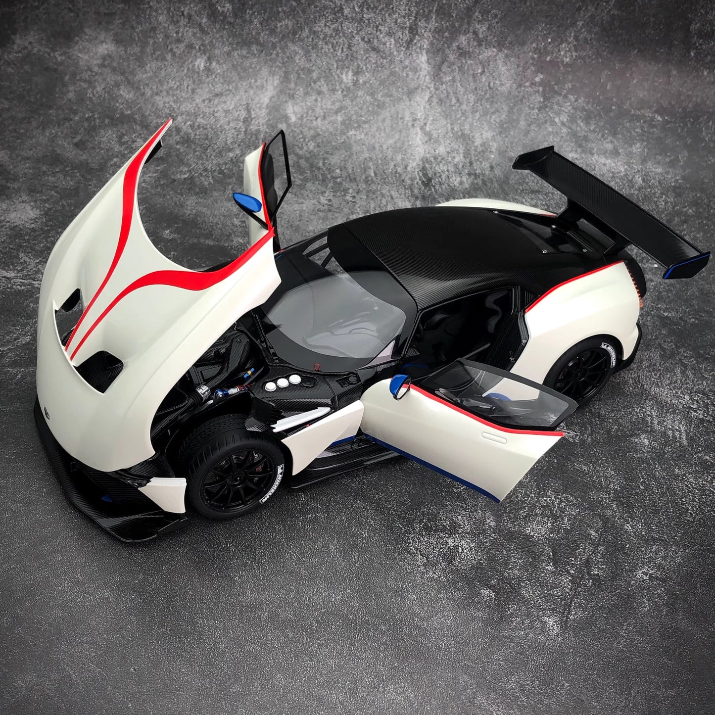 AUTOart 1:18 Full-Opening Alloy Model Car – Premium Display Edition (Multiple Colors)(70261)