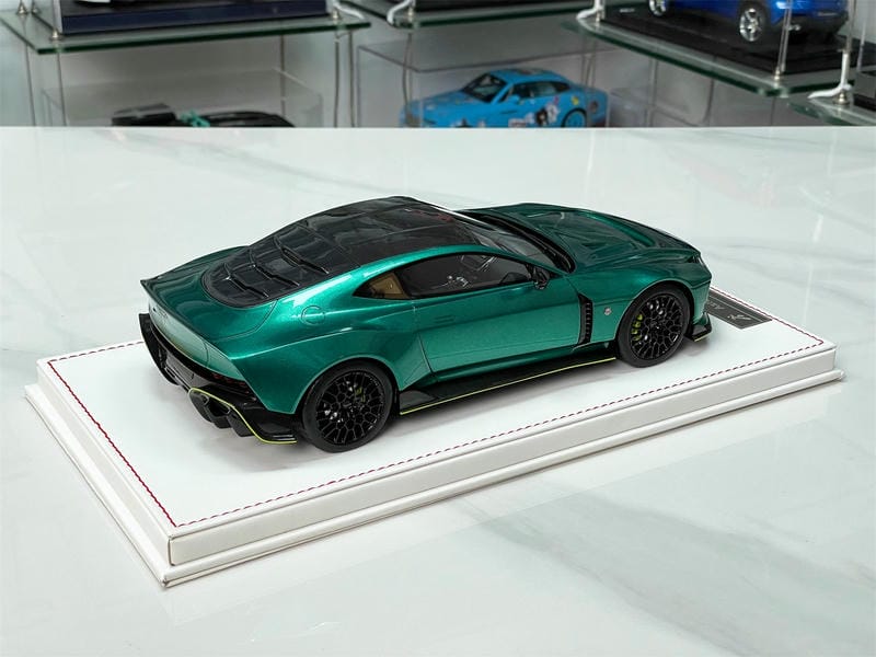 RUNNER 1:18 Aston Martin Valour Resin Model Car
