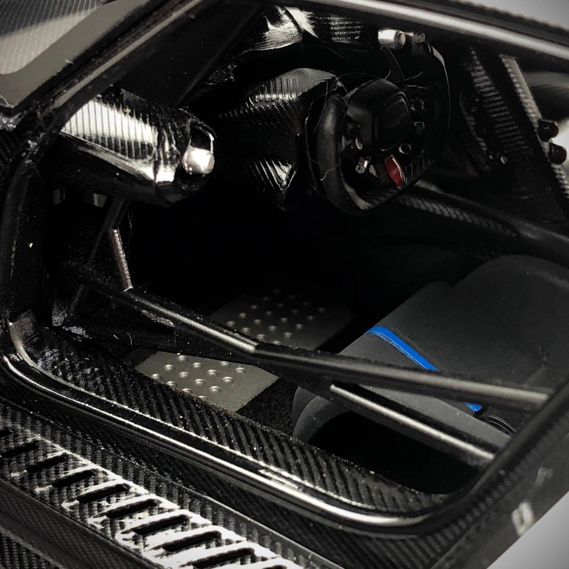 AUTOart 1:18 Full-Opening Alloy Model Car – Premium Display Edition (Multiple Colors)(70261)