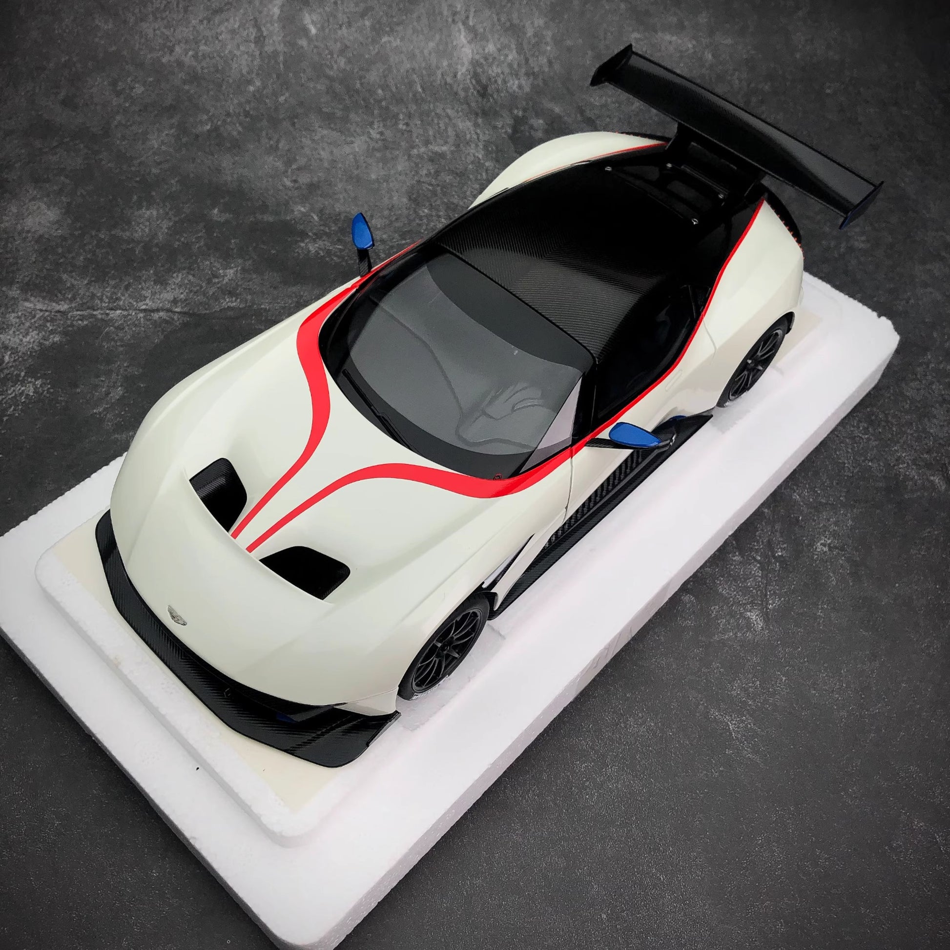 AUTOart 1:18 Full-Opening Alloy Model Car – Premium Display Edition (Multiple Colors)(70261)