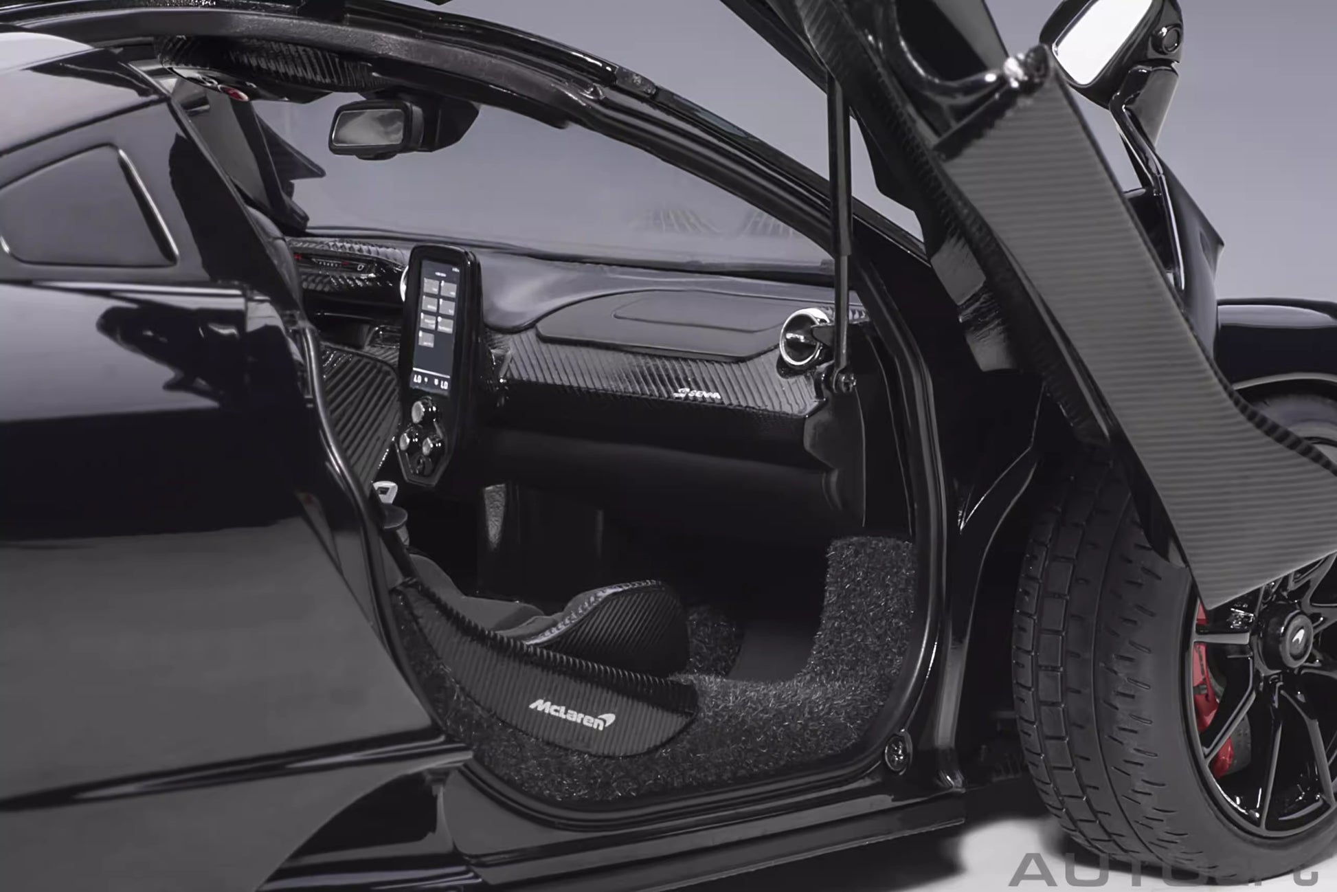 AUTOart McLaren Senna – 1:18 Scale Alloy Model (Functional Doors, Rear Wing, and Steering Linkage)(76076)