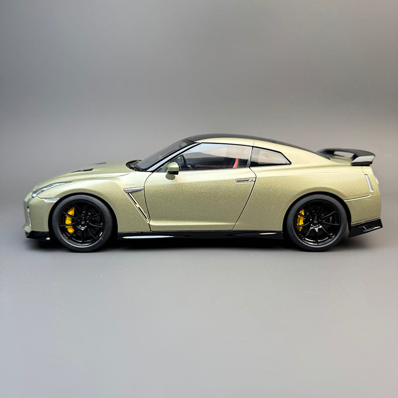 MotorHelix 1:18 Nissan R35 GT-R Diecast Car — Emerald Green
