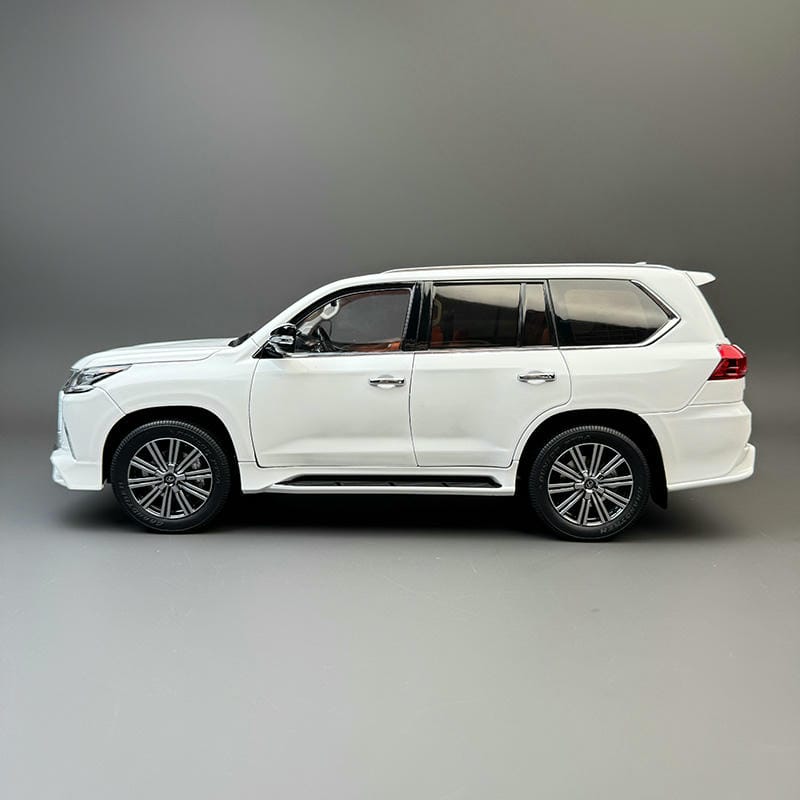 LCD 1:18 Lexus LX570