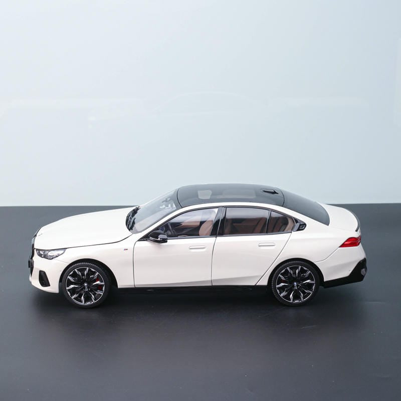 Minichamps 1:18 BMW i5 Alloy Model – Elegant Electric Precision