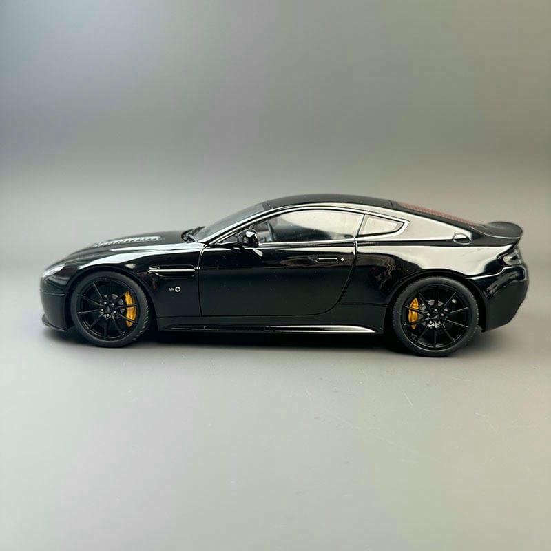 AUTOart 1:18 Aston Martin V12 Vantage S – Diecast Alloy Model