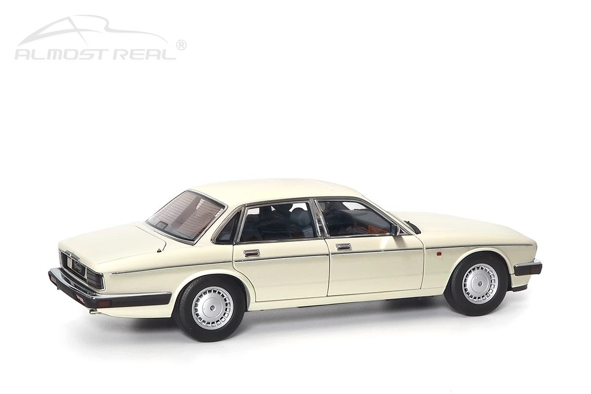aguar Daimler XJ6 (XJ40) – 1:18 Diecast Model by Almost Real (Limited to 1,008 Units – Collector’s Edition)(810542)