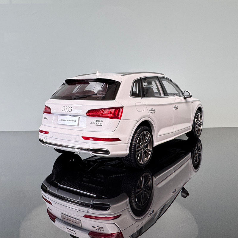 Original 1:18 Audi Q5 Diecast Model – Premium White Collectible