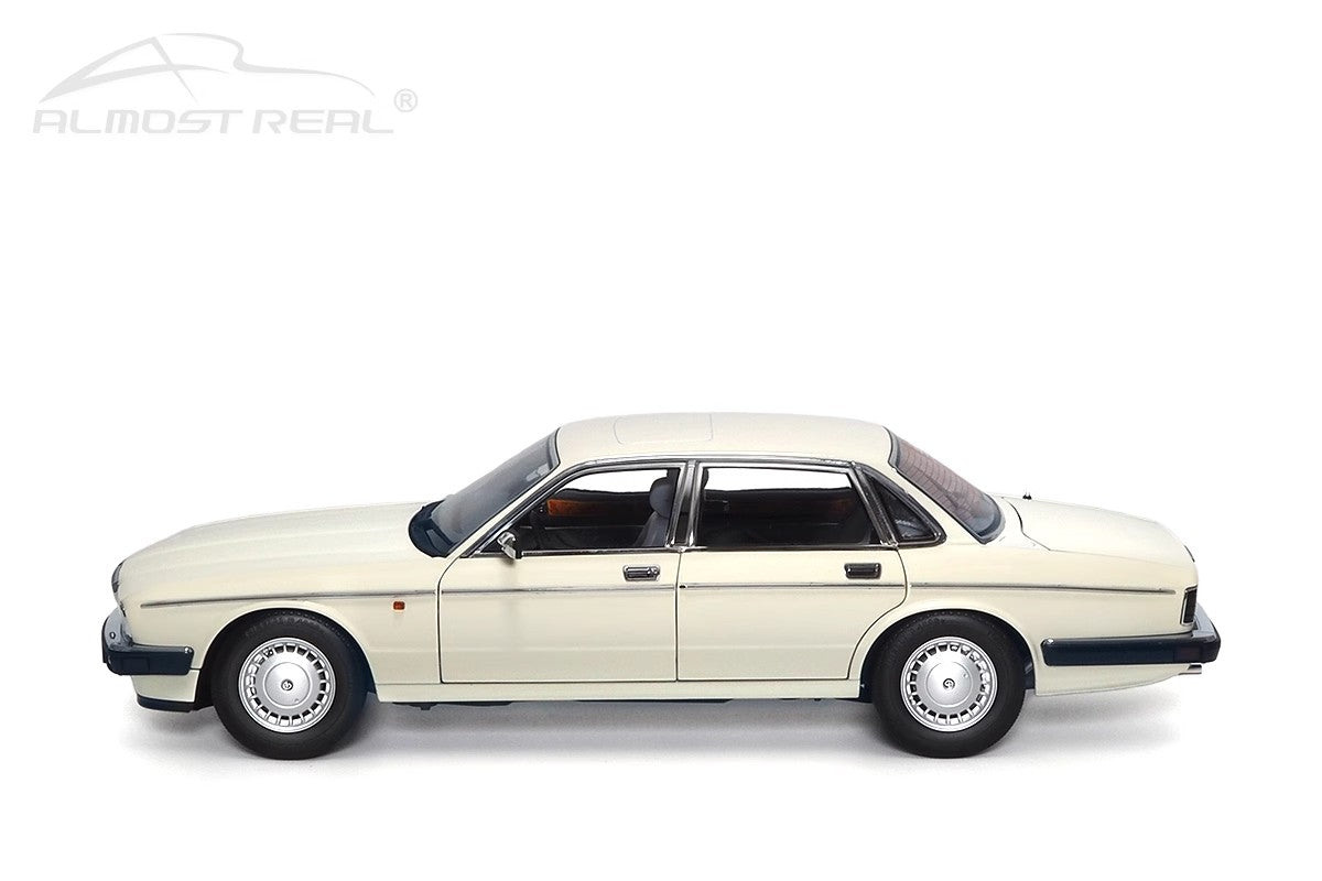 aguar Daimler XJ6 (XJ40) – 1:18 Diecast Model by Almost Real (Limited to 1,008 Units – Collector’s Edition)(810542)