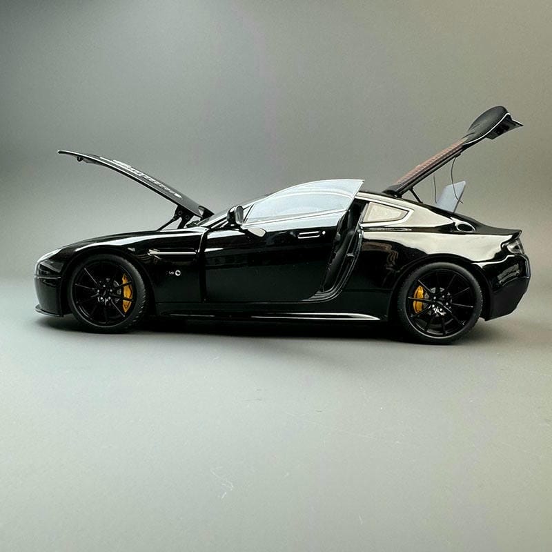 AUTOart 1:18 Aston Martin V12 Vantage S – Diecast Alloy Model