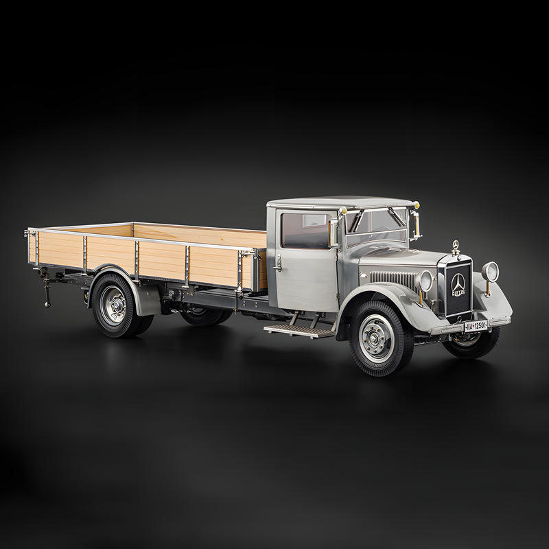 CMC 1:18 Mercedes-Benz LO 2750 Racing Car Transporter— Silver M-171