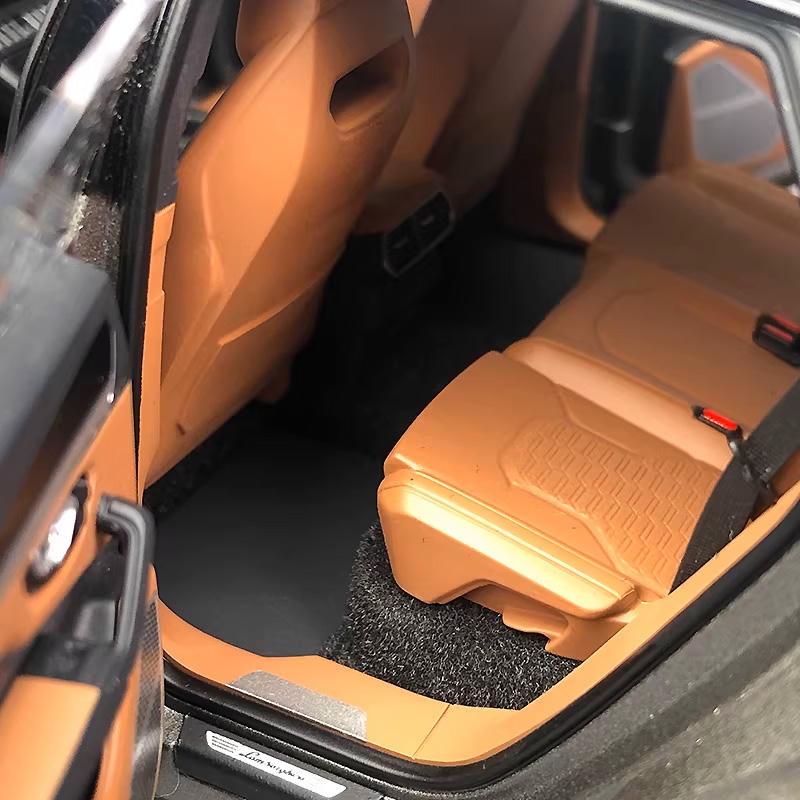 AUTOart 1:18 Lamborghini Urus Diecast Model Car