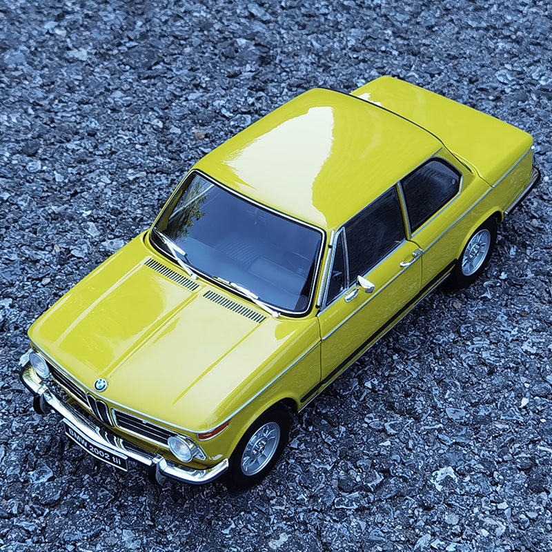 BMW 2002 tii 1:18 Diecast Model (Classic Sports Sedan – Full Function Display)