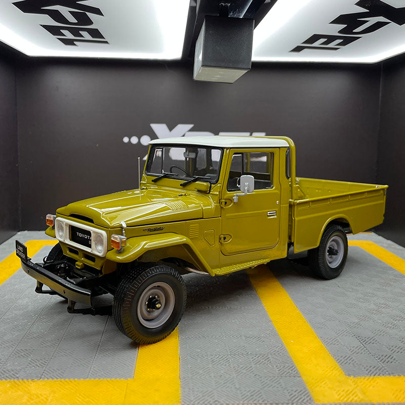 Toyota Land Cruiser LC40 Pickup 1:18 Die-Cast Model by Kyosho (Classic Utility Edition)