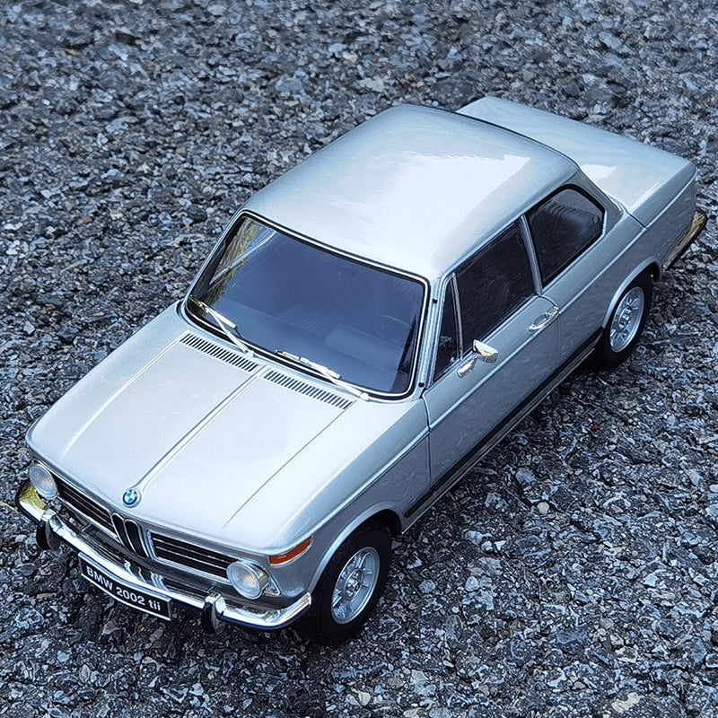 BMW 2002 tii 1:18 Diecast Model (Classic Sports Sedan – Full Function Display)