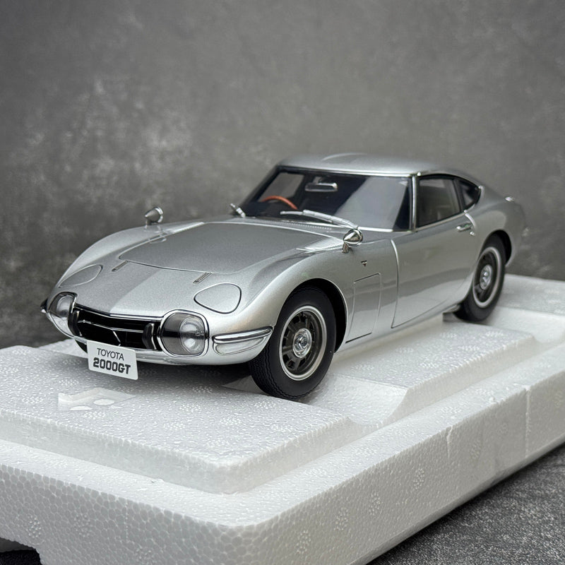 AUTOart 1:18 DeLorean-Inspired Gold Collectible Model (6-Door Opening, Flip-Up Lights, Interior Detail)