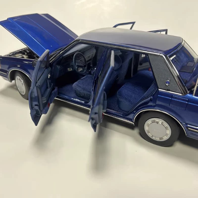 Xiaoguang 1:18 Toyota Crown M122 Alloy Diecast Model Car