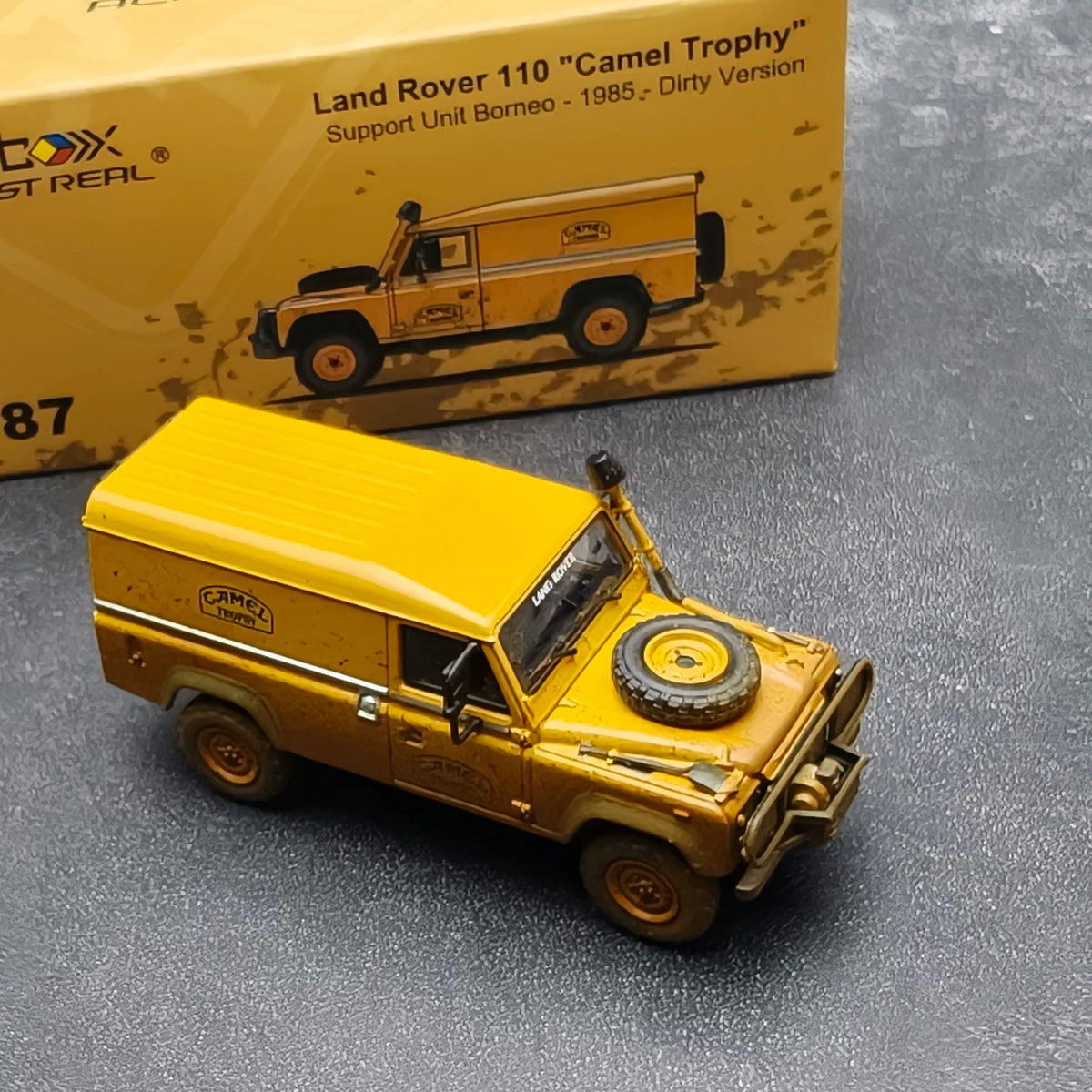 AR BOX 1:64 Land Rover Defender 110 Camel Trophy 1985 Borneo Support Vehicle Dirty Edition Diecast Model Car