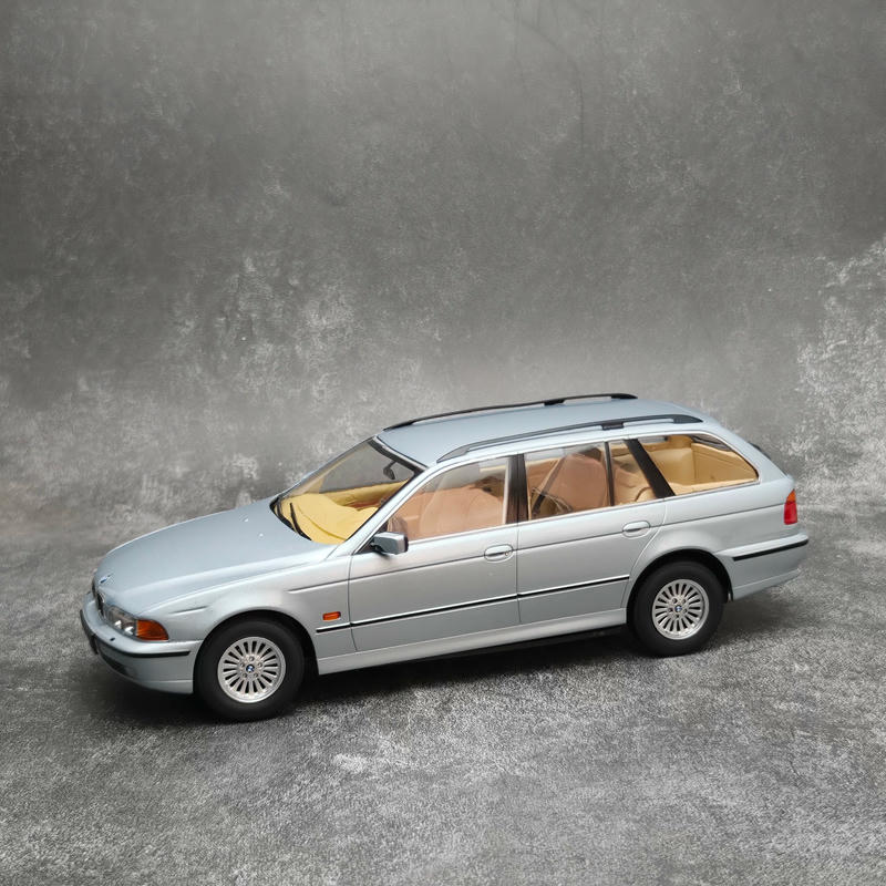 Triple9 1:18 BMW 5 Series Touring (E39) 1998 Diecast Model