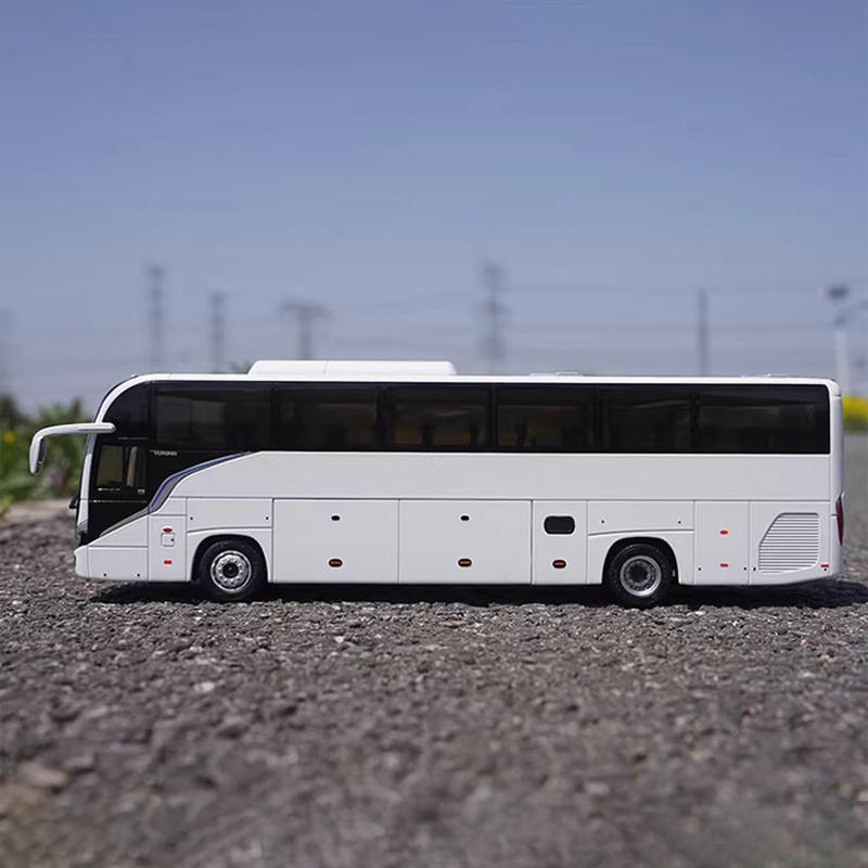 1:42 Yutong C12PRO Bus Diecast Opening Model