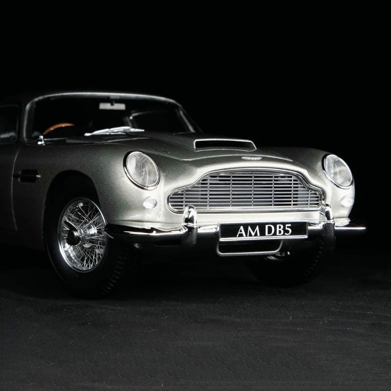 Auto   1/18 For Aston Martin V12