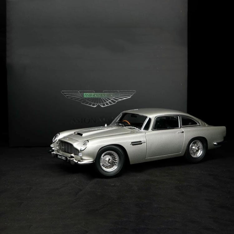 Auto   1/18 For Aston Martin V12