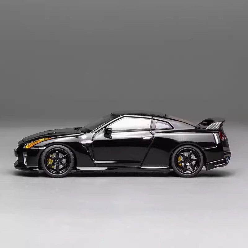 MotorHelix 1:64 Nissan GT-R R35 diecast model