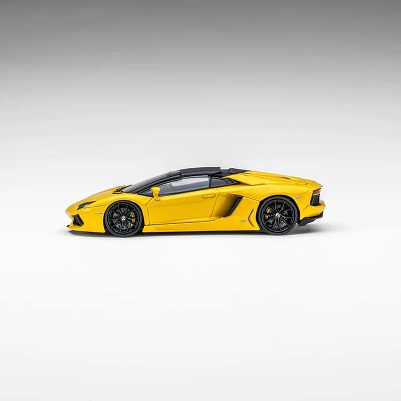 CLASSIC GARAGE 1:64 Lamborghini Aventador LP700-4 Roadster Diecast Model