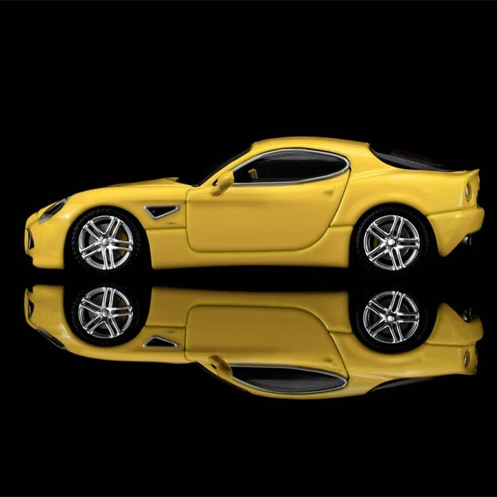 MOTORHELIX MH 1:64 Alfa Romeo 8C Competizione 2008 Diecast Model