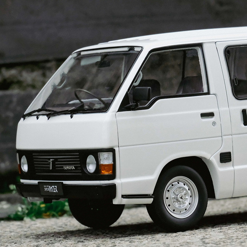 Original Factory 1:18 Toyota HiAce YH50 Diecast Van Model