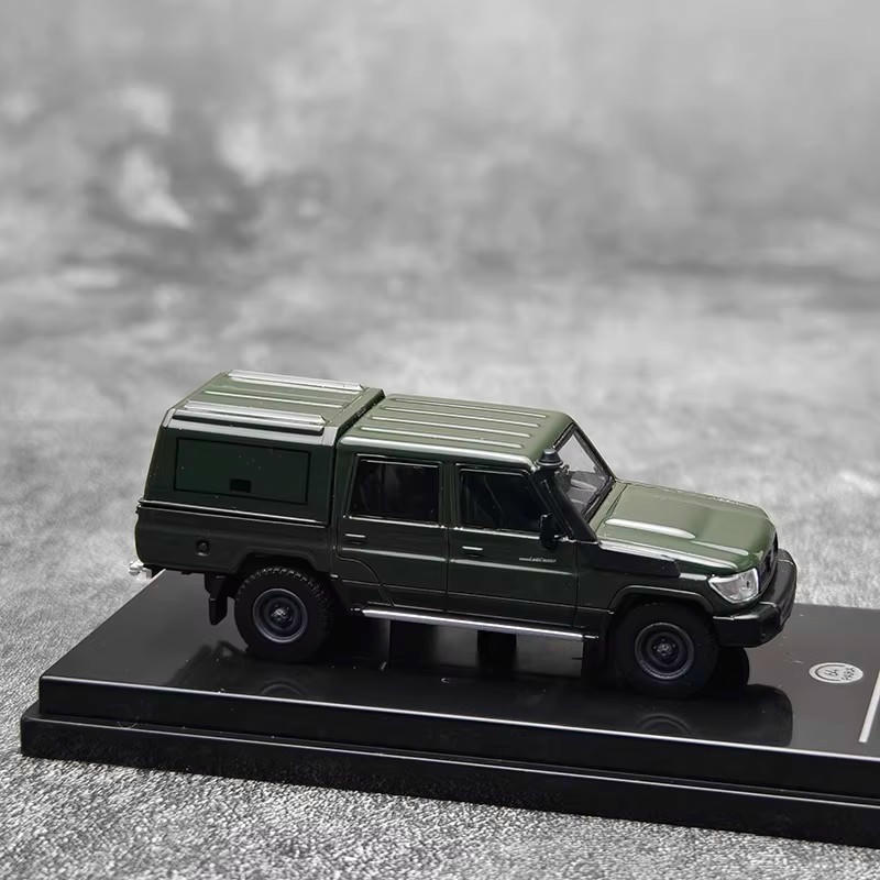 PARAGON 1:64 Toyota Land Cruiser LC79 (2014) Alloy Model