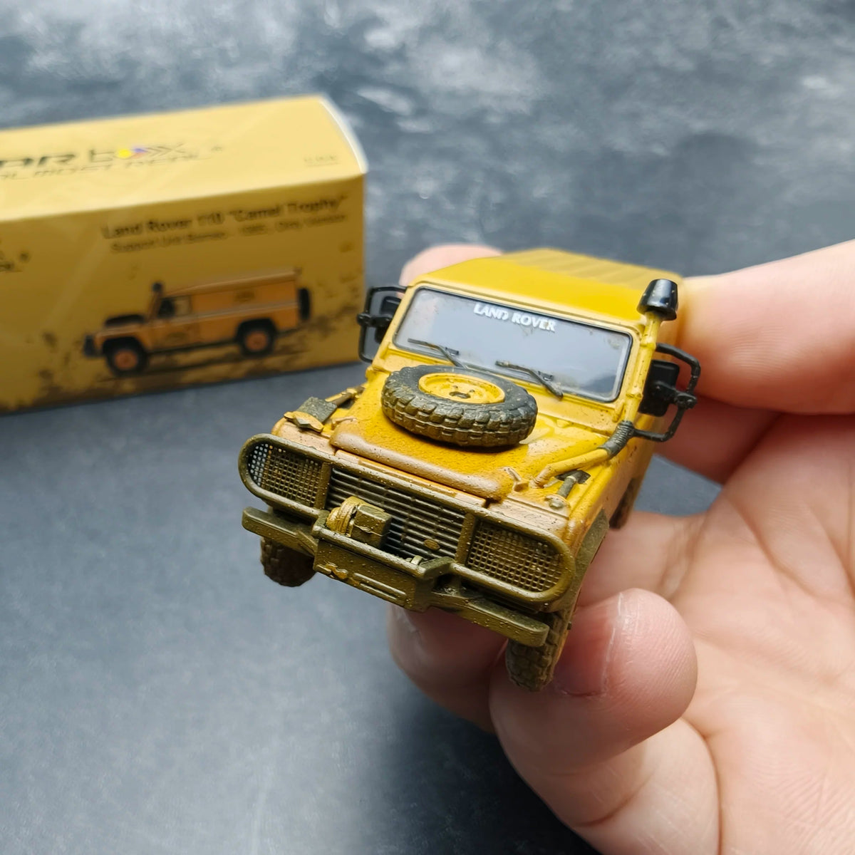 AR BOX 1:64 Land Rover Defender 110 Camel Trophy 1985 Borneo Support Vehicle Dirty Edition Diecast Model Car