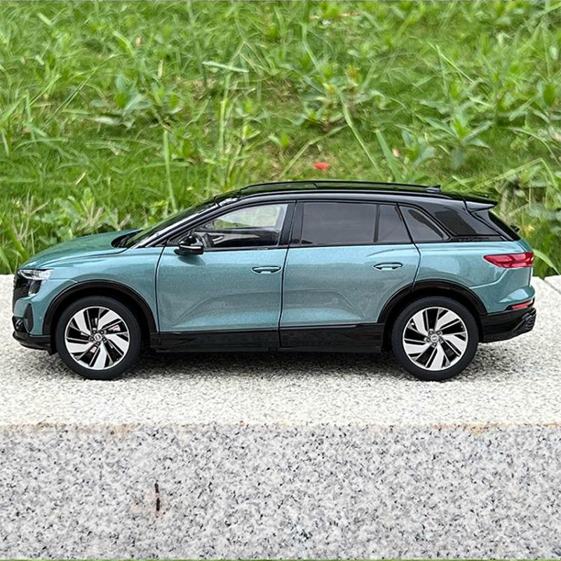 1:18 Audi Q5 e-tron Diecast Model Car with Lights