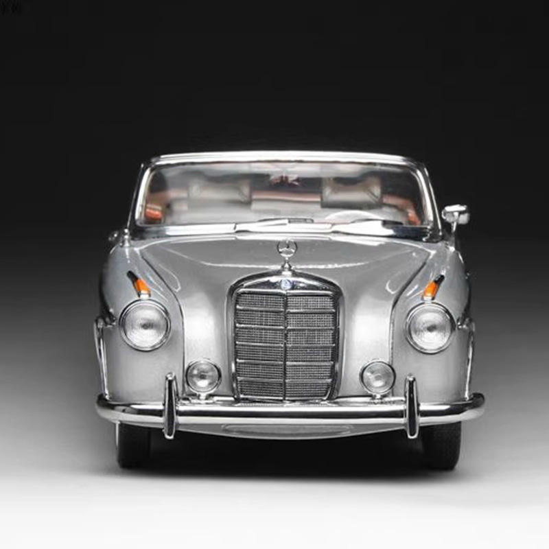 SunStar 1:18 1960 Mercedes-Benz 220SE Diecast Car