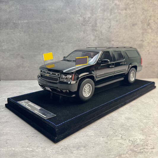 2two Chevrolet Suburban 1:18 Resin Model Car