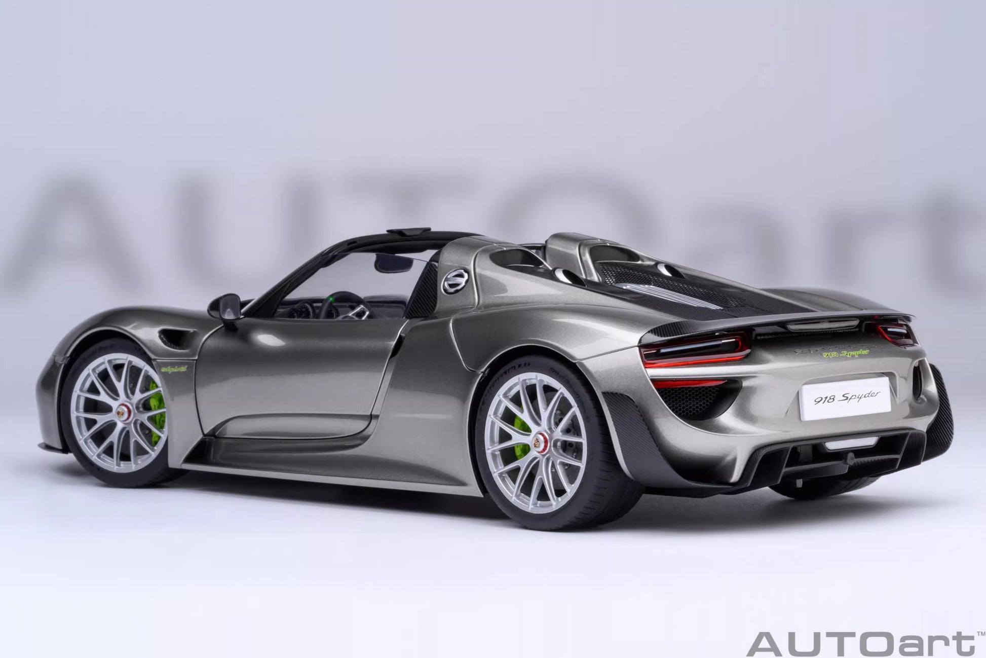 AUTOart Porsche 918 Spyder (2013) – 1:18 Scale Model Germany (Silver, Plug-in Hybrid Supercar Edition)（77922））